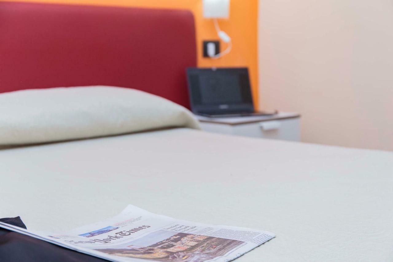 Palazzo Carafa Della Spina Room And Apartment Naples Extérieur photo